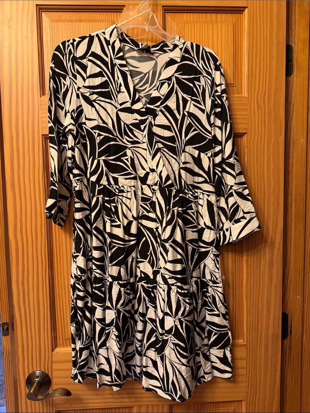 Tahari Black & White Leaf-Print V-Neck Tiered Midi Dress NWT